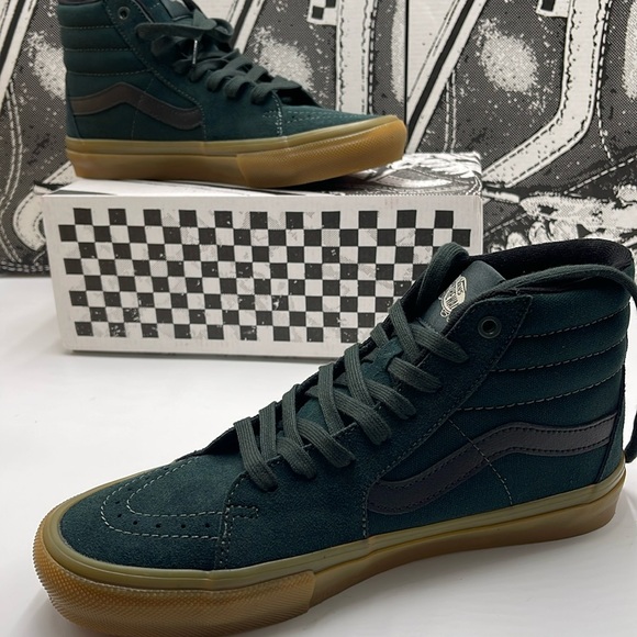 Vans WMNS Skate Sk8-Hi
Green/Gum
VN0A2Z3317P
Sneakers - Picture 15 of 16